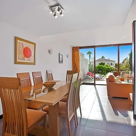 Sleeps 8 With Pool And Air Con