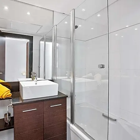 Sleeps 8 With Pool And Air Con