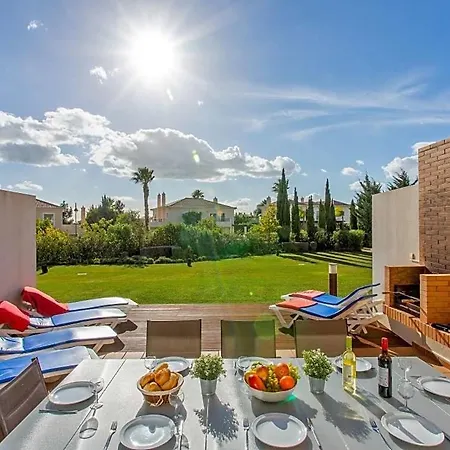 Villa Sleeps 8 With Pool And Air Con Vilamoura
