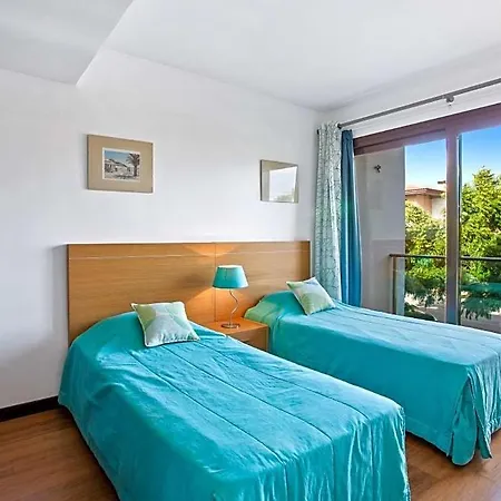Villa Sleeps 8 With Pool And Air Con